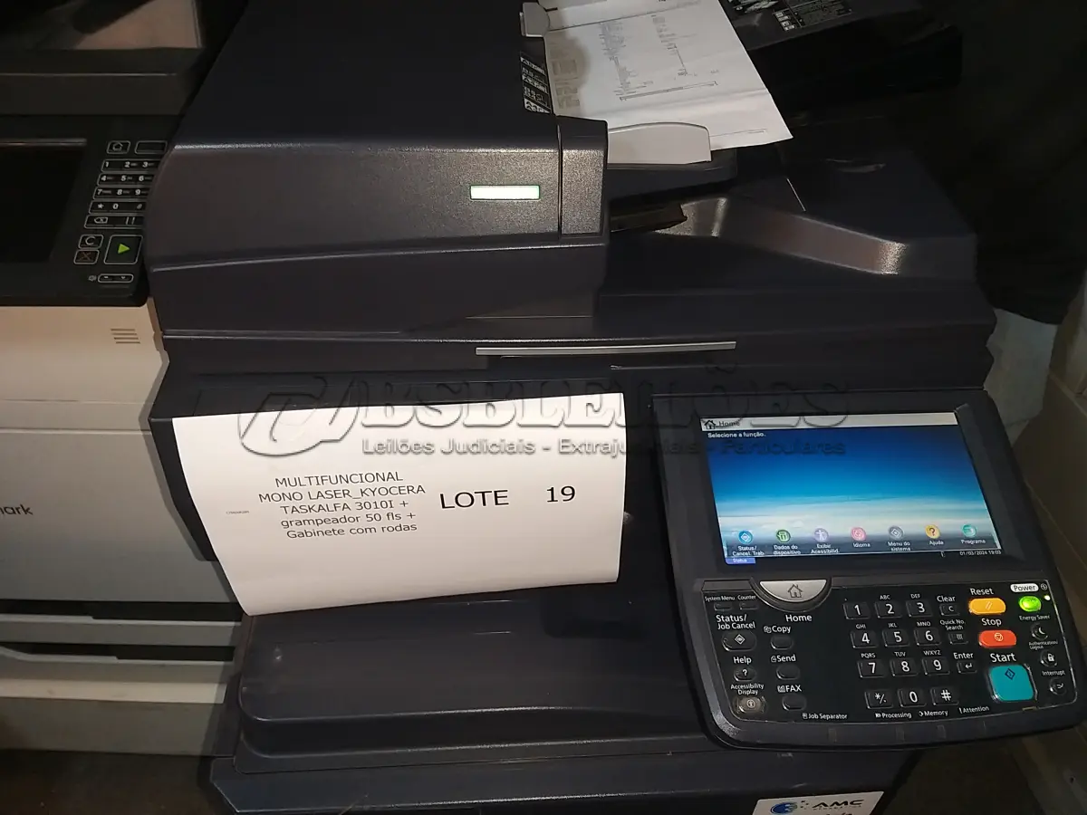 LOTE 019 - 02 MULTIFUNCIONAL MONO LASER_KYOCERA TASKALFA 3010I + GRAMPEADOR 50 FLS + GABINETE COM RODAS (NO ESTADO)