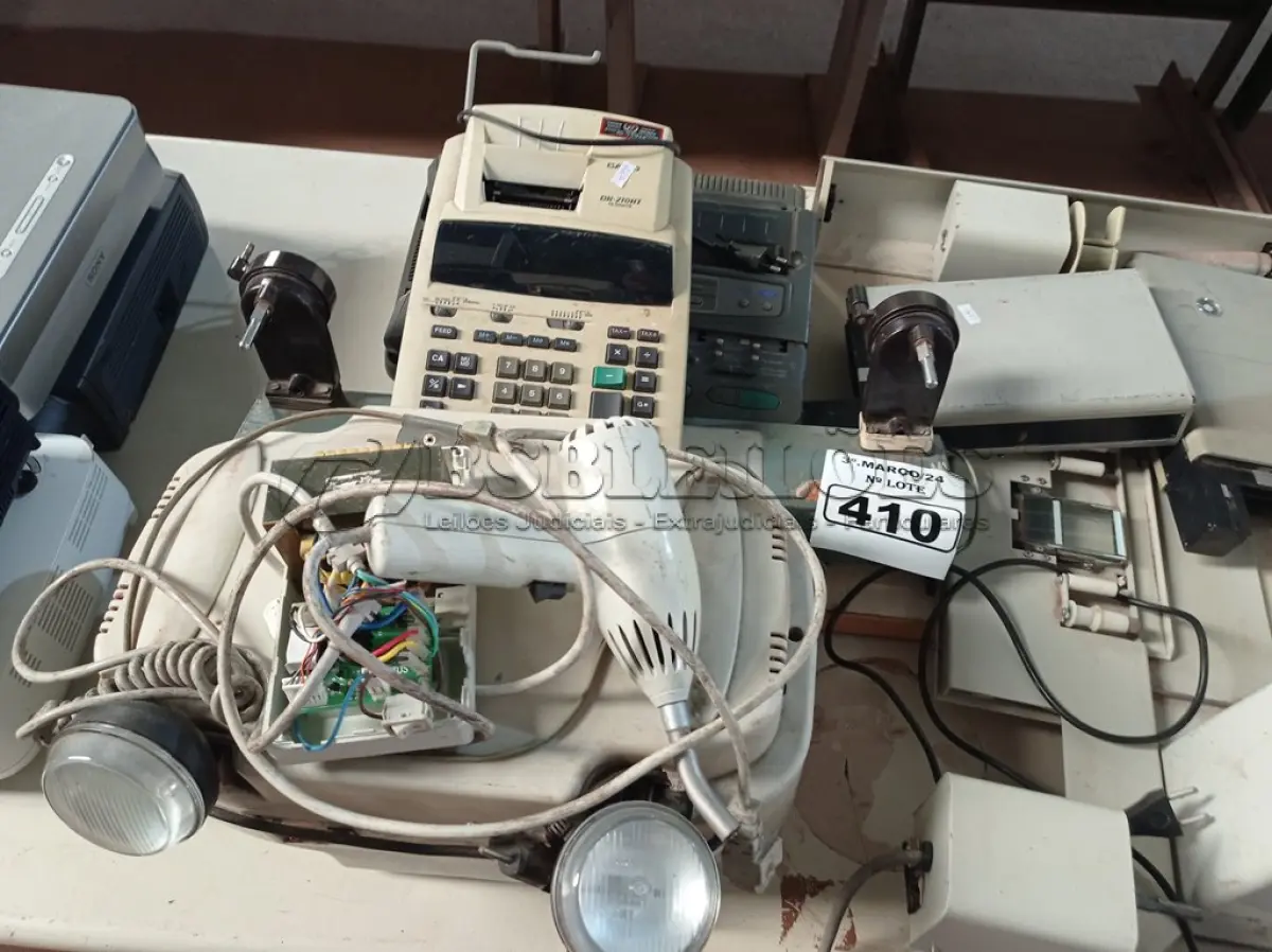 LOTE 410 - 01 LOTE COM MATERIAIS DIVERSOS. (NO ESTADO) ATENÇÃO! FAZER A VISITAÇÃO ANTES DE ARREMATAR, NÃO SABEMOS SE FUNCIONA. LEILÃO NÃO TEM GARANTIA E NEM DEVOLUÇÃO, SUJEITO A POSSÍVEIS AVARIAS VISÍVEIS/OCULTAS E/OU AUSÊNCIA DE COMPONENTES.