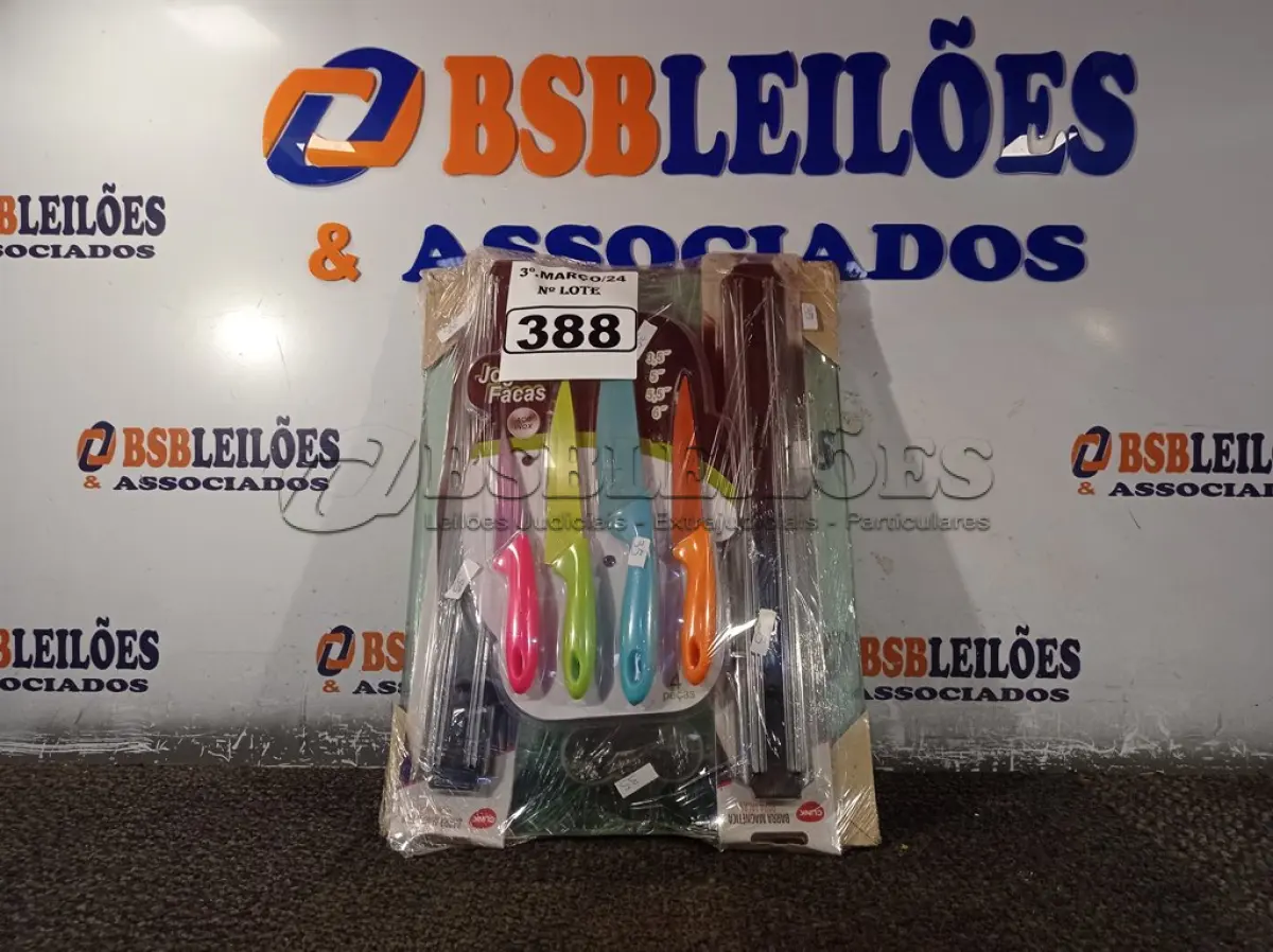 LOTE 388 - 01 TABUA PARA CORTE DE FRIOS, 02 BARRAS MAGNÉTICAS E 01 JOGO DE FACAS. (NO ESTADO) ATENÇÃO! FAZER A VISITAÇÃO ANTES DE ARREMATAR, NÃO SABEMOS SE FUNCIONA. LEILÃO NÃO TEM GARANTIA E NEM DEVOLUÇÃO, SUJEITO A POSSÍVEIS AVARIAS VISÍVEIS/OCULTAS E/OU AUSÊNCIA DE COMPONENTES.