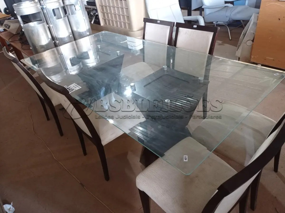 LOTE 445 - 01 MESA DE JANTAR COM TAMPO DE VIDRO E 06 CADEIRAS ALMOFADADAS. (NO ESTADO) ATENÇÃO! FAZER A VISITAÇÃO ANTES DE ARREMATAR, NÃO SABEMOS SE FUNCIONA. LEILÃO NÃO TEM GARANTIA E NEM DEVOLUÇÃO, SUJEITO A POSSÍVEIS AVARIAS VISÍVEIS/OCULTAS E/OU AUSÊNCIA DE COMPONENTES.