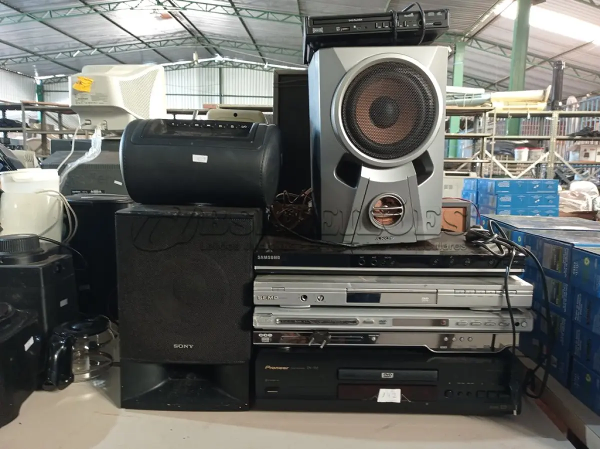 LOTE 280 - 01 ENCOSTO DE CABEÇA, 06 APARELHOS DE DVD, 01 APARELHO E 05 CAIXAS DE SOM MARCAS E MODELOS DIVERSOS. (NO ESTADO) ATENÇÃO! FAZER A VISITAÇÃO ANTES DE ARREMATAR, NÃO SABEMOS SE FUNCIONA. LEILÃO NÃO TEM GARANTIA E NEM DEVOLUÇÃO, SUJEITO A POSSÍVEIS AVARIAS VISÍVEIS/OCULTAS E/OU AUSÊNCIA DE COMPONENTES.