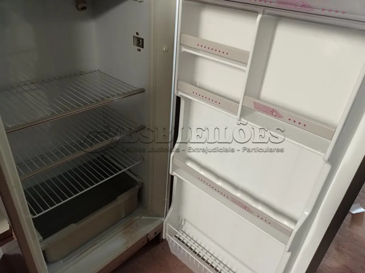 LOTE 404 - 01 GELADEIRA MARCA PROSDÓCIMO 220V. (NO ESTADO) ATENÇÃO! FAZER A VISITAÇÃO ANTES DE ARREMATAR, NÃO SABEMOS SE FUNCIONA. LEILÃO NÃO TEM GARANTIA E NEM DEVOLUÇÃO, SUJEITO A POSSÍVEIS AVARIAS VISÍVEIS/OCULTAS E/OU AUSÊNCIA DE COMPONENTES.