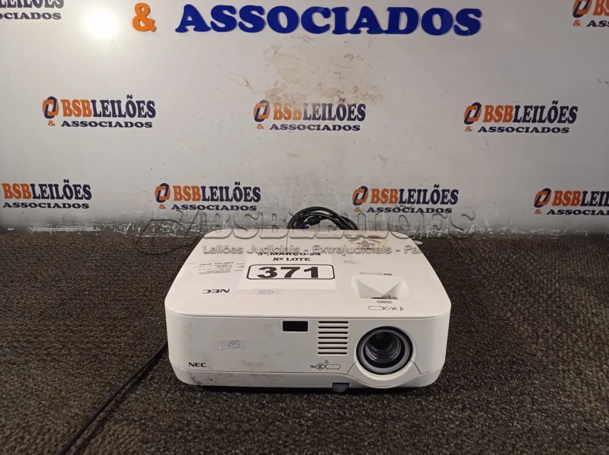 LOTE 371 - 01 PROJETOR MULTIMIDIA MARCA NEC. (NO ESTADO) ATENÇÃO! FAZER A VISITAÇÃO ANTES DE ARREMATAR, NÃO SABEMOS SE FUNCIONA. LEILÃO NÃO TEM GARANTIA E NEM DEVOLUÇÃO, SUJEITO A POSSÍVEIS AVARIAS VISÍVEIS/OCULTAS E/OU AUSÊNCIA DE COMPONENTES.