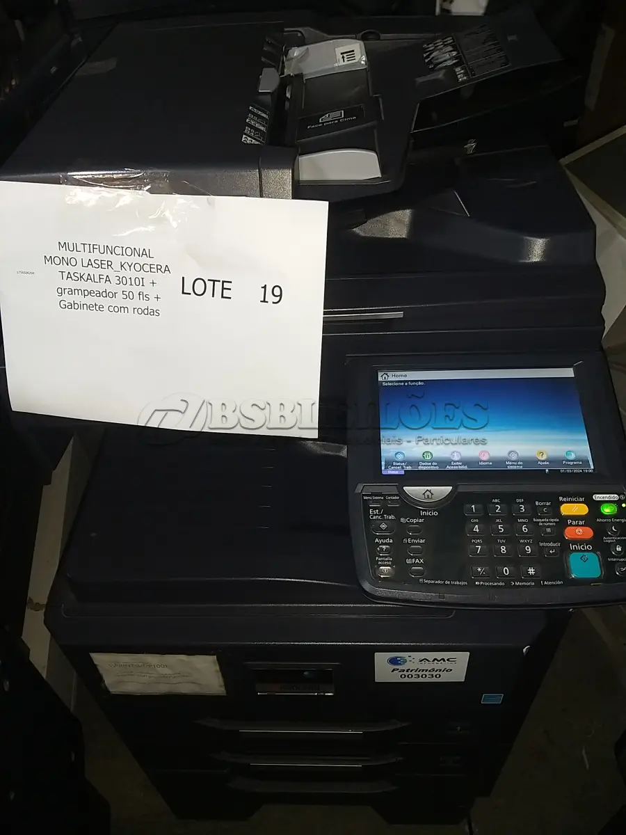 LOTE 019 - 02 MULTIFUNCIONAL MONO LASER_KYOCERA TASKALFA 3010I + GRAMPEADOR 50 FLS + GABINETE COM RODAS (NO ESTADO)
