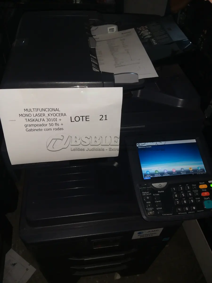 LOTE 021 - 04 MULTIFUNCIONAL MONO LASER_KYOCERA TASKALFA 3010I + GRAMPEADOR 50 FLS + GABINETE COM RODAS (NO ESTADO)