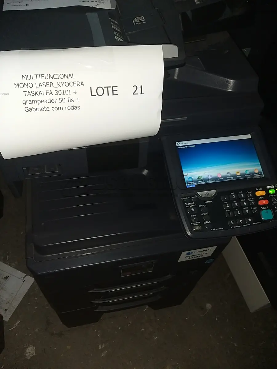 LOTE 021 - 04 MULTIFUNCIONAL MONO LASER_KYOCERA TASKALFA 3010I + GRAMPEADOR 50 FLS + GABINETE COM RODAS (NO ESTADO)