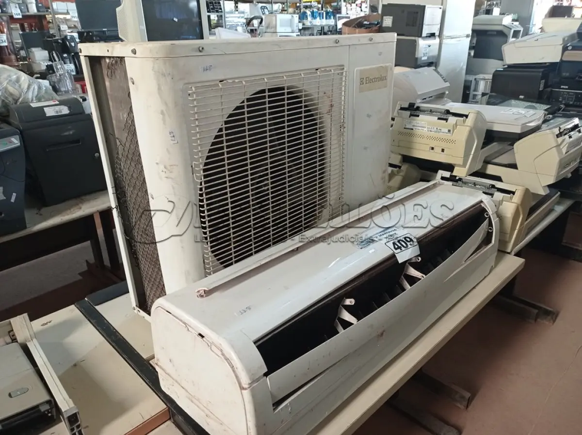 LOTE 409 - 01 AR-CONDICIONADO MARCA ELECTROLUX 18000BTU. (NO ESTADO) ATENÇÃO! FAZER A VISITAÇÃO ANTES DE ARREMATAR, NÃO SABEMOS SE FUNCIONA. LEILÃO NÃO TEM GARANTIA E NEM DEVOLUÇÃO, SUJEITO A POSSÍVEIS AVARIAS VISÍVEIS/OCULTAS E/OU AUSÊNCIA DE COMPONENTES.