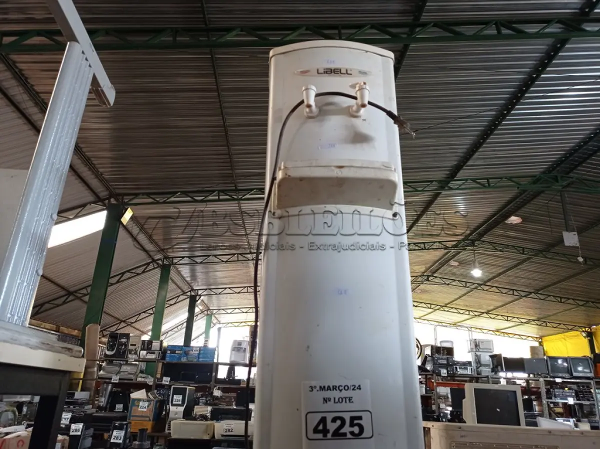 LOTE 425 - 01 BEBEDOURO PARA GARRAFÃO 220V. (NO ESTADO) ATENÇÃO! FAZER A VISITAÇÃO ANTES DE ARREMATAR, NÃO SABEMOS SE FUNCIONA. LEILÃO NÃO TEM GARANTIA E NEM DEVOLUÇÃO, SUJEITO A POSSÍVEIS AVARIAS VISÍVEIS/OCULTAS E/OU AUSÊNCIA DE COMPONENTES.