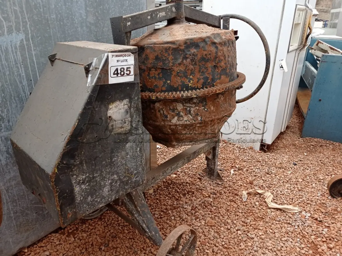 LOTE 485 - 01 BETONEIRA. (NO ESTADO) ATENÇÃO! FAZER A VISITAÇÃO ANTES DE ARREMATAR, NÃO SABEMOS SE FUNCIONA. LEILÃO NÃO TEM GARANTIA E NEM DEVOLUÇÃO, SUJEITO A POSSÍVEIS AVARIAS VISÍVEIS/OCULTAS E/OU AUSÊNCIA DE COMPONENTES.