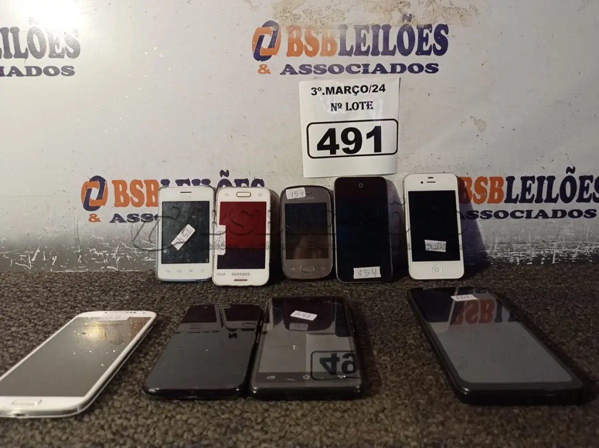 LOTE 491 - 08 CELULARES MARCAS E MODELOS DIVERSOS PARA RETIRADA DE PEÇAS. (NO ESTADO) ATENÇÃO! FAZER A VISITAÇÃO ANTES DE ARREMATAR, NÃO SABEMOS SE FUNCIONA. LEILÃO NÃO TEM GARANTIA E NEM DEVOLUÇÃO, SUJEITO A POSSÍVEIS AVARIAS VISÍVEIS/OCULTAS E/OU AUSÊNCIA DE COMPONENTES.