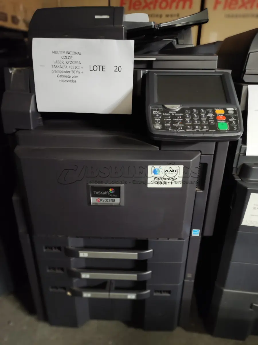 LOTE 020 - 02 MULTIFUNCIONAL COLOR LASER_KYOCERA TASKALFA 4551CI + GRAMPEADOR 50 FLS + GABINETE COM RODASRODAS (NO ESTADO)