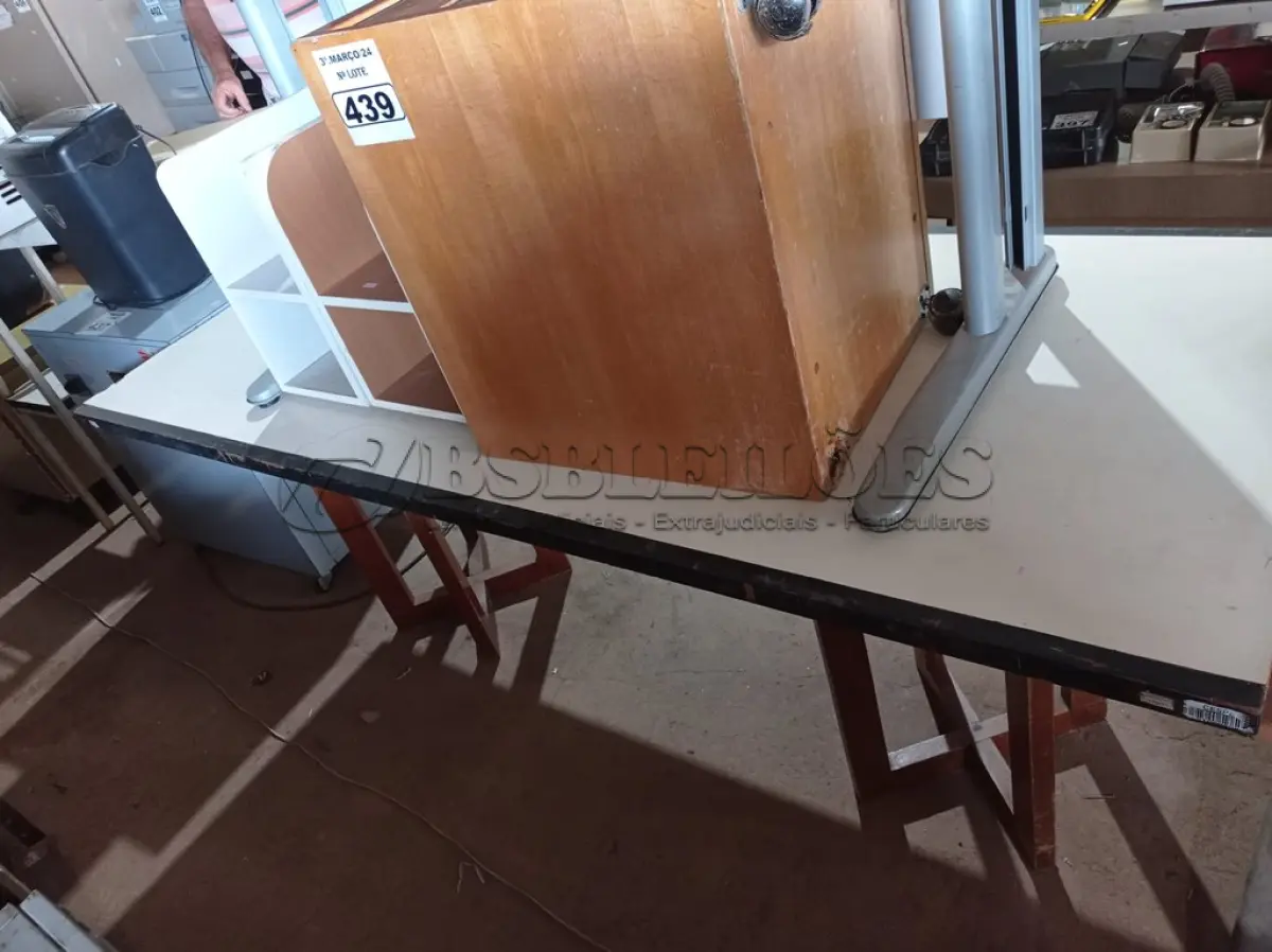 LOTE 439 - 02 MESAS, 01 GAVETEIRO E 04 SUPORTES PARA CPU. (NO ESTADO) ATENÇÃO! FAZER A VISITAÇÃO ANTES DE ARREMATAR, NÃO SABEMOS SE FUNCIONA. LEILÃO NÃO TEM GARANTIA E NEM DEVOLUÇÃO, SUJEITO A POSSÍVEIS AVARIAS VISÍVEIS/OCULTAS E/OU AUSÊNCIA DE COMPONENTES.