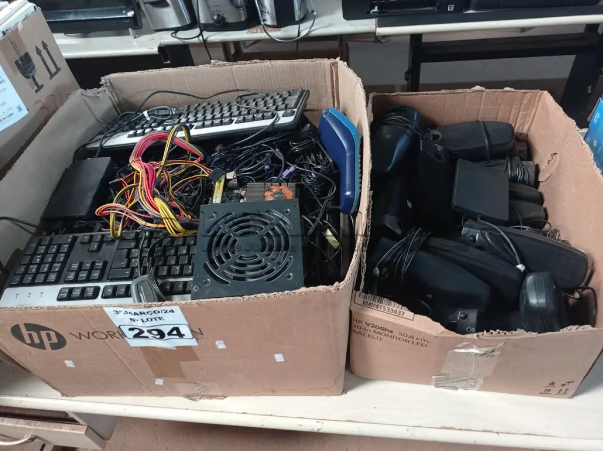 LOTE 294 - 01 LOTE COM VÁRIAS CAIXINHAS DE SOM PARA PC, TECLADOS, CABOS E PERIFÉRICO DIVERSOS. (NO ESTADO) ATENÇÃO! FAZER A VISITAÇÃO ANTES DE ARREMATAR, NÃO SABEMOS SE FUNCIONA. LEILÃO NÃO TEM GARANTIA E NEM DEVOLUÇÃO, SUJEITO A POSSÍVEIS AVARIAS VISÍVEIS/OCULTAS E/OU AUSÊNCIA DE COMPONENTES.