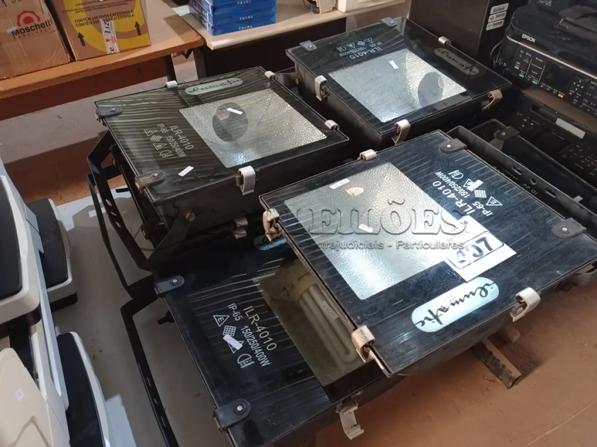 LOTE 407 - 07 REFLETORES. (NO ESTADO) ATENÇÃO! FAZER A VISITAÇÃO ANTES DE ARREMATAR, NÃO SABEMOS SE FUNCIONA. LEILÃO NÃO TEM GARANTIA E NEM DEVOLUÇÃO, SUJEITO A POSSÍVEIS AVARIAS VISÍVEIS/OCULTAS E/OU AUSÊNCIA DE COMPONENTES.
