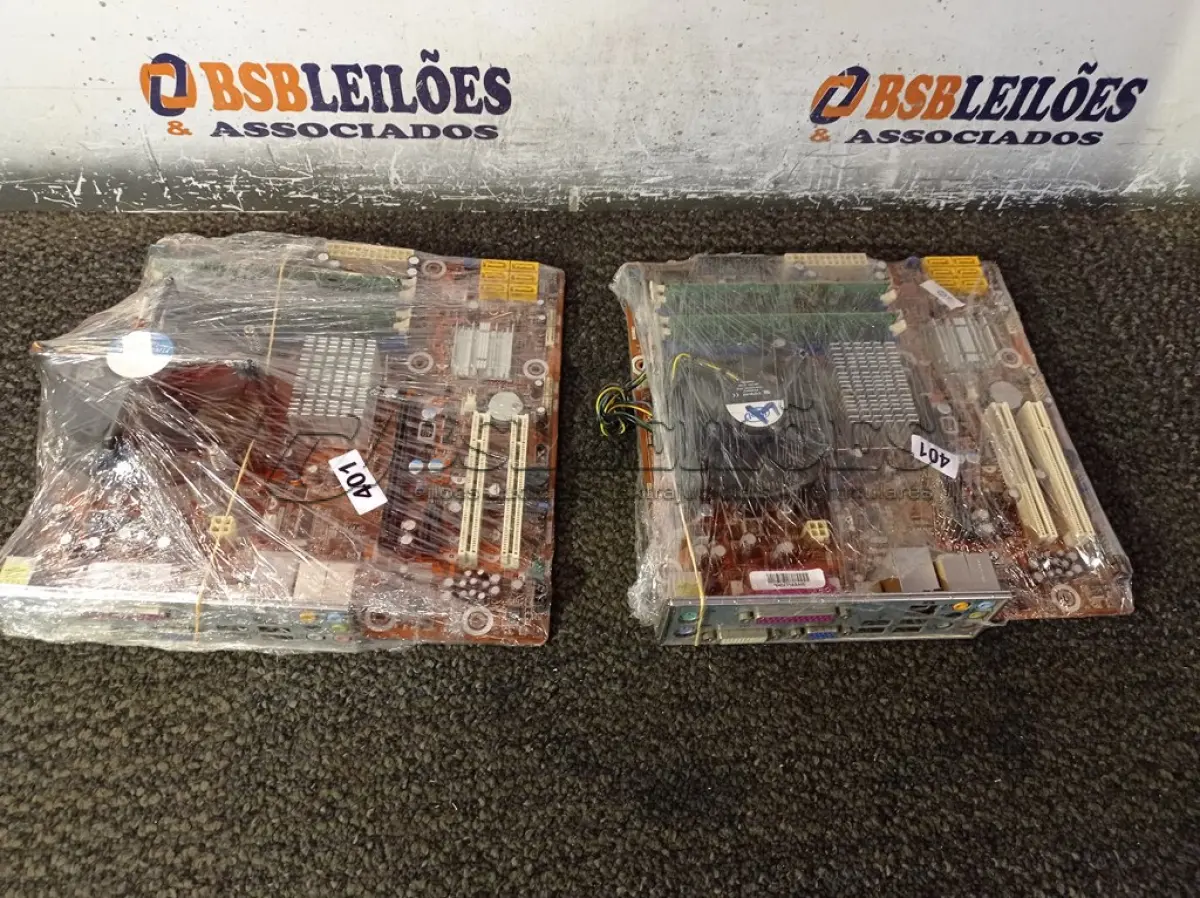 LOTE 329 - 02 PLACAS MÃE MARCAS E MODELOS DIVERSOS. (NO ESTADO) ATENÇÃO! FAZER A VISITAÇÃO ANTES DE ARREMATAR, NÃO SABEMOS SE FUNCIONA. LEILÃO NÃO TEM GARANTIA E NEM DEVOLUÇÃO, SUJEITO A POSSÍVEIS AVARIAS VISÍVEIS/OCULTAS E/OU AUSÊNCIA DE COMPONENTES.