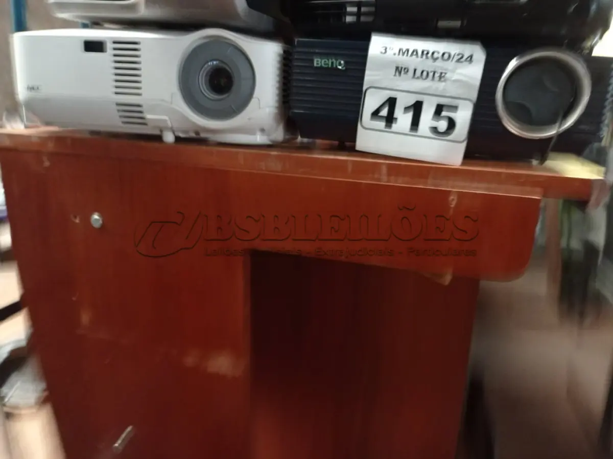 LOTE 415 - 04 PROJETORES MULTIMIDIA MARCAS E MODELOS DIVERSOS PARA RETIRADA DE PEÇAS. (NO ESTADO) ATENÇÃO! FAZER A VISITAÇÃO ANTES DE ARREMATAR, NÃO SABEMOS SE FUNCIONA. LEILÃO NÃO TEM GARANTIA E NEM DEVOLUÇÃO, SUJEITO A POSSÍVEIS AVARIAS VISÍVEIS/OCULTAS E/OU AUSÊNCIA DE COMPONENTES.