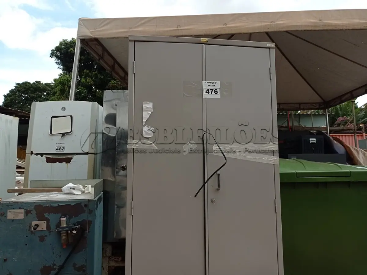 LOTE 476 - 01 ARMÁRIO DE AÇO COM 02 PORTAS. (NO ESTADO) ATENÇÃO! FAZER A VISITAÇÃO ANTES DE ARREMATAR, NÃO SABEMOS SE FUNCIONA. LEILÃO NÃO TEM GARANTIA E NEM DEVOLUÇÃO, SUJEITO A POSSÍVEIS AVARIAS VISÍVEIS/OCULTAS E/OU AUSÊNCIA DE COMPONENTES.