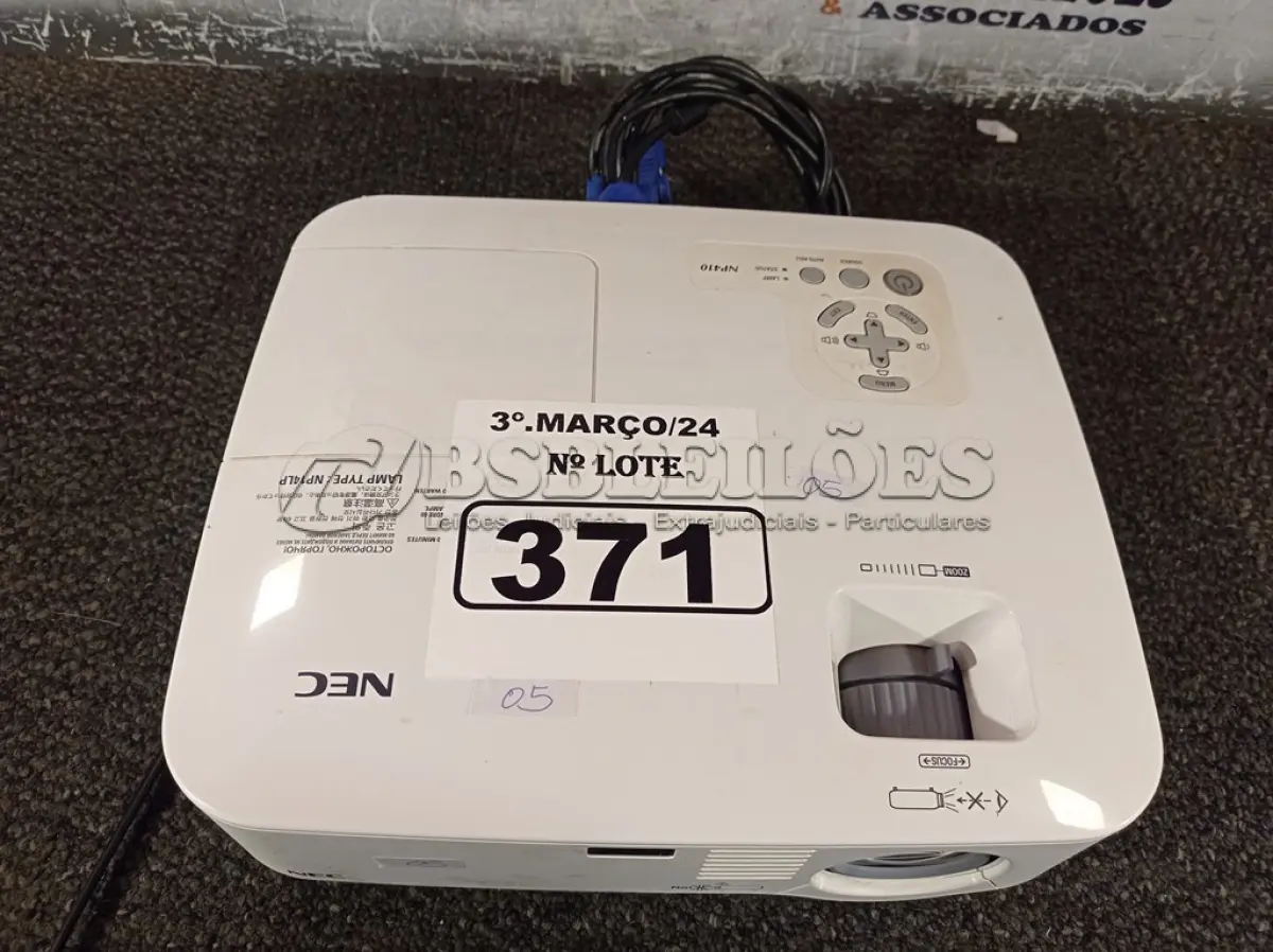 LOTE 371 - 01 PROJETOR MULTIMIDIA MARCA NEC. (NO ESTADO) ATENÇÃO! FAZER A VISITAÇÃO ANTES DE ARREMATAR, NÃO SABEMOS SE FUNCIONA. LEILÃO NÃO TEM GARANTIA E NEM DEVOLUÇÃO, SUJEITO A POSSÍVEIS AVARIAS VISÍVEIS/OCULTAS E/OU AUSÊNCIA DE COMPONENTES.