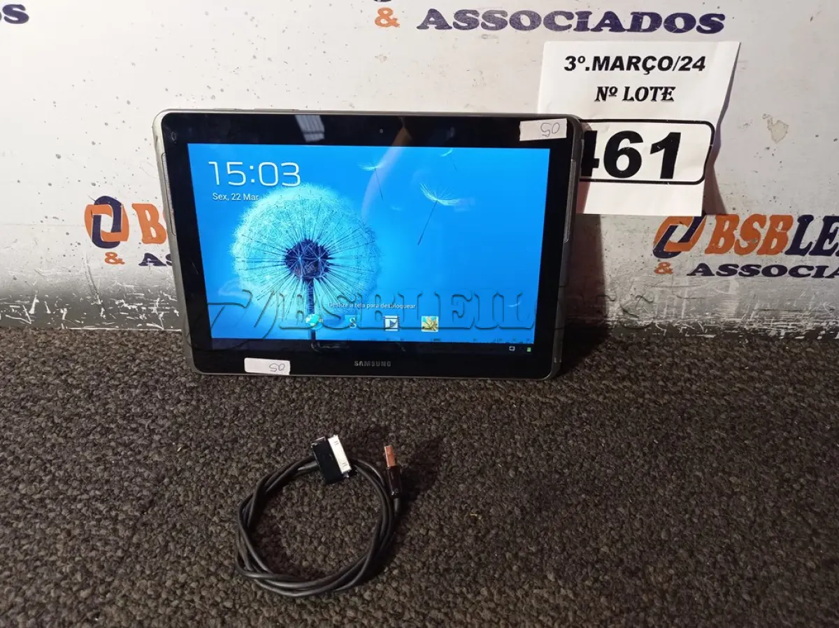 LOTE 461 - 01 TABLET MARCA SAMSUNG COM CABO. (NO ESTADO) ATENÇÃO! FAZER A VISITAÇÃO ANTES DE ARREMATAR, NÃO SABEMOS SE FUNCIONA. LEILÃO NÃO TEM GARANTIA E NEM DEVOLUÇÃO, SUJEITO A POSSÍVEIS AVARIAS VISÍVEIS/OCULTAS E/OU AUSÊNCIA DE COMPONENTES.