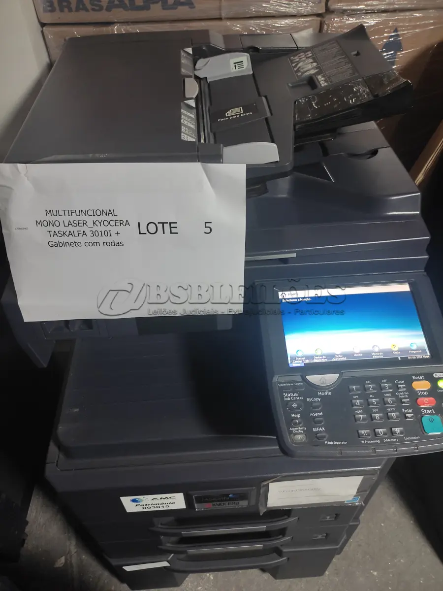 LOTE 005 - 01 MULTIFUNCIONAL MONO LASER_KYOCERA TASKALFA 3010I + GABINETE COM RODAS E 01 MULTIFUNCIONAL COLOR LASER_KYOCERA TASKALFA 4551CI + GRAMPEADOR 50 FLS + GABINETE COM RODAS (NO ESTADO)