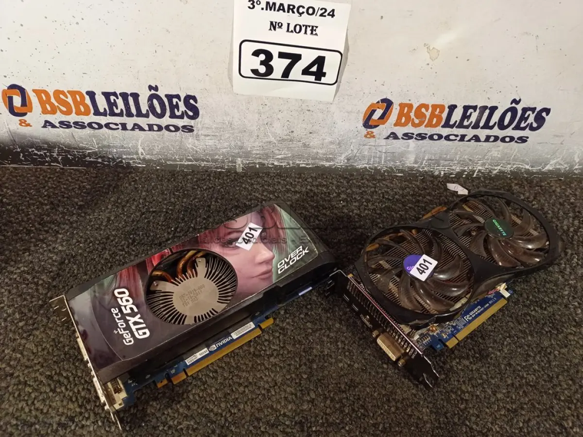 LOTE 374 - 02 PLACAS DE VÍDEO MARCAS E MODELOS DIVERSOS. (NO ESTADO) ATENÇÃO! FAZER A VISITAÇÃO ANTES DE ARREMATAR, NÃO SABEMOS SE FUNCIONA. LEILÃO NÃO TEM GARANTIA E NEM DEVOLUÇÃO, SUJEITO A POSSÍVEIS AVARIAS VISÍVEIS/OCULTAS E/OU AUSÊNCIA DE COMPONENTES.
