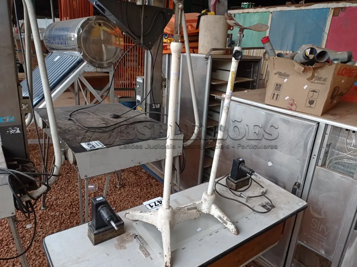 LOTE 471 - 01 MESA E 02 DESCANSOS PARA BRAÇO. (NO ESTADO) ATENÇÃO! FAZER A VISITAÇÃO ANTES DE ARREMATAR, NÃO SABEMOS SE FUNCIONA. LEILÃO NÃO TEM GARANTIA E NEM DEVOLUÇÃO, SUJEITO A POSSÍVEIS AVARIAS VISÍVEIS/OCULTAS E/OU AUSÊNCIA DE COMPONENTES.