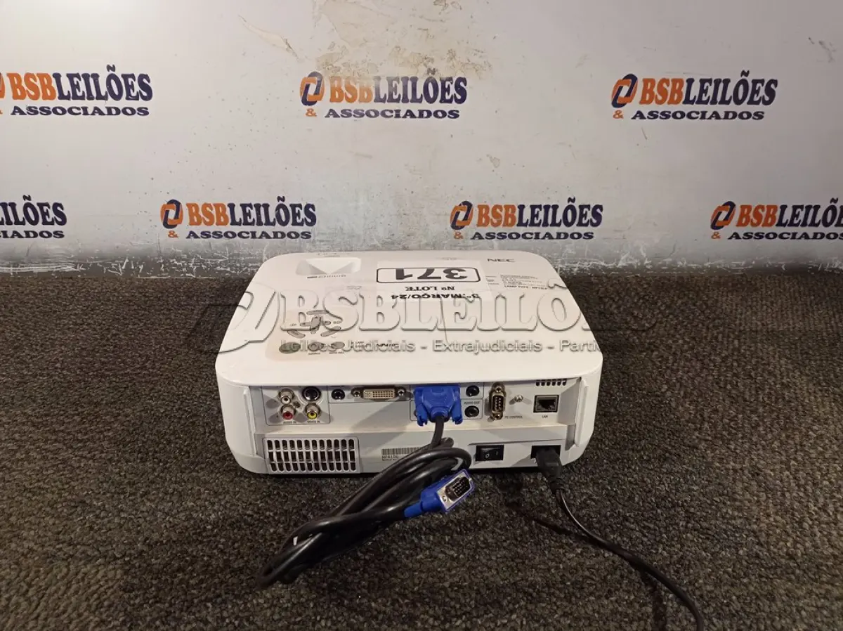 LOTE 371 - 01 PROJETOR MULTIMIDIA MARCA NEC. (NO ESTADO) ATENÇÃO! FAZER A VISITAÇÃO ANTES DE ARREMATAR, NÃO SABEMOS SE FUNCIONA. LEILÃO NÃO TEM GARANTIA E NEM DEVOLUÇÃO, SUJEITO A POSSÍVEIS AVARIAS VISÍVEIS/OCULTAS E/OU AUSÊNCIA DE COMPONENTES.