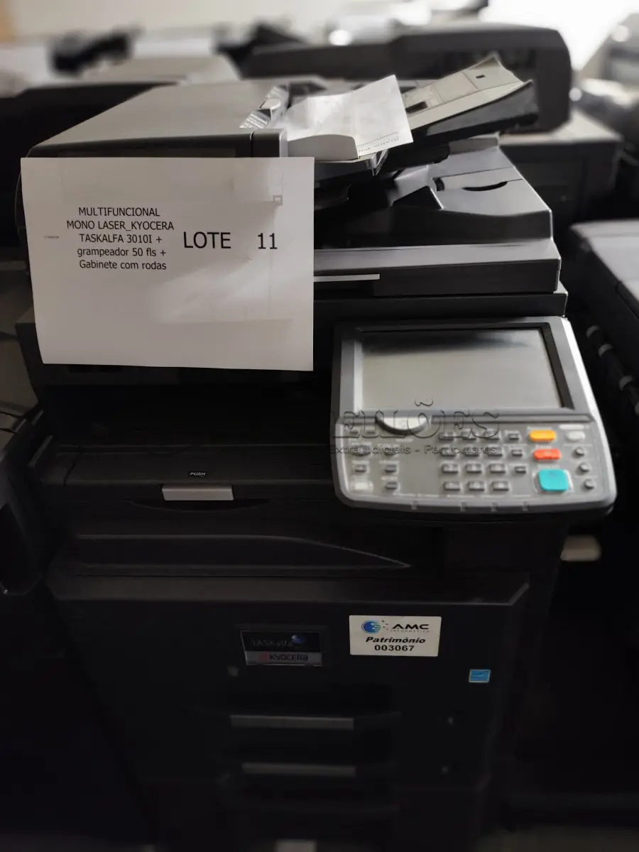 LOTE 011 - 03 MULTIFUNCIONAL MONO LASER_KYOCERA TASKALFA 3010I + GRAMPEADOR 50 FLS + GABINETE COM RODAS (NO ESTADO)