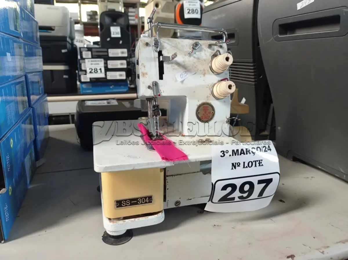 LOTE 297 - 01 MÁQUINA DE COSTURA COM MOTOR. (NO ESTADO) ATENÇÃO! FAZER A VISITAÇÃO ANTES DE ARREMATAR, NÃO SABEMOS SE FUNCIONA. LEILÃO NÃO TEM GARANTIA E NEM DEVOLUÇÃO, SUJEITO A POSSÍVEIS AVARIAS VISÍVEIS/OCULTAS E/OU AUSÊNCIA DE COMPONENTES.