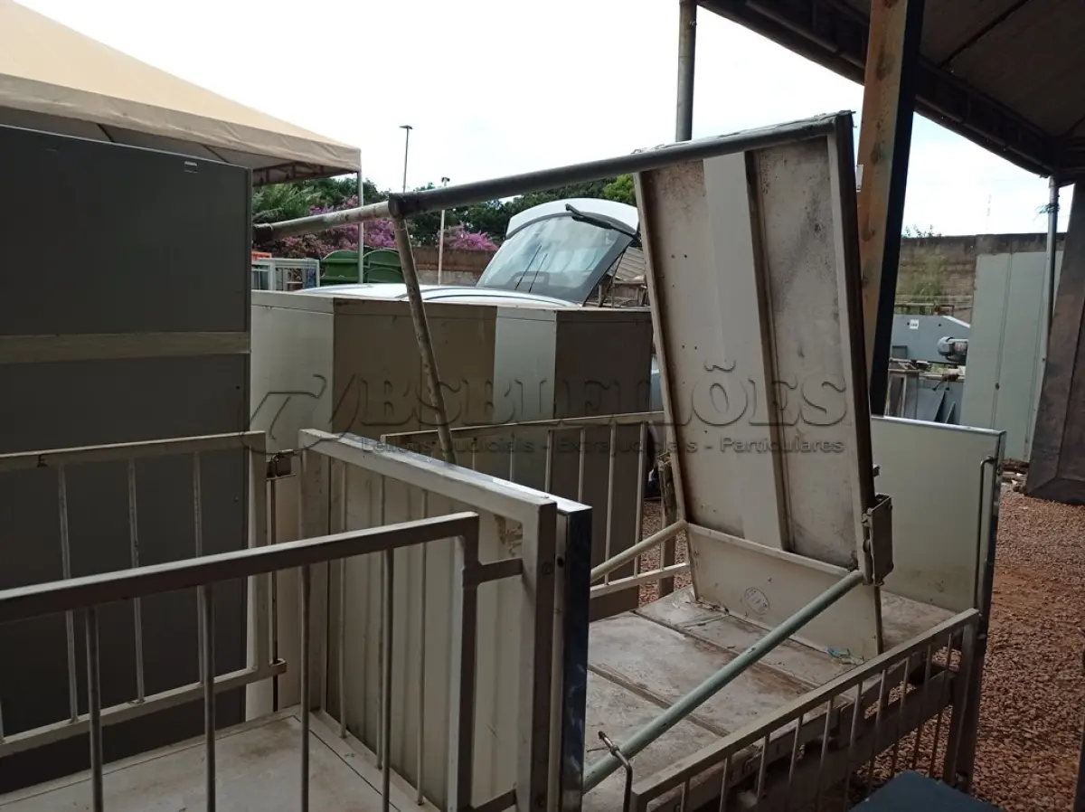 LOTE 472 - 02 BERÇOS DE FERRO E 01 MESINHA. (NO ESTADO) ATENÇÃO! FAZER A VISITAÇÃO ANTES DE ARREMATAR, NÃO SABEMOS SE FUNCIONA. LEILÃO NÃO TEM GARANTIA E NEM DEVOLUÇÃO, SUJEITO A POSSÍVEIS AVARIAS VISÍVEIS/OCULTAS E/OU AUSÊNCIA DE COMPONENTES.