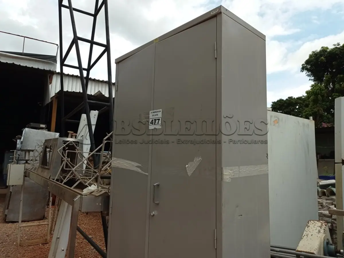 LOTE 477 - 01 ARMÁRIO DE AÇO COM 02 PORTAS. (NO ESTADO) ATENÇÃO! FAZER A VISITAÇÃO ANTES DE ARREMATAR, NÃO SABEMOS SE FUNCIONA. LEILÃO NÃO TEM GARANTIA E NEM DEVOLUÇÃO, SUJEITO A POSSÍVEIS AVARIAS VISÍVEIS/OCULTAS E/OU AUSÊNCIA DE COMPONENTES.