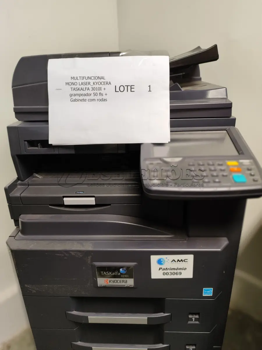 LOTE 001 - 01 MULTIFUNCIONAL MONO LASER KYOCERA TASKALFA 3010I + GRAMPEADOR 50 FLS + GABINETE COM RODAS (NO ESTADO)