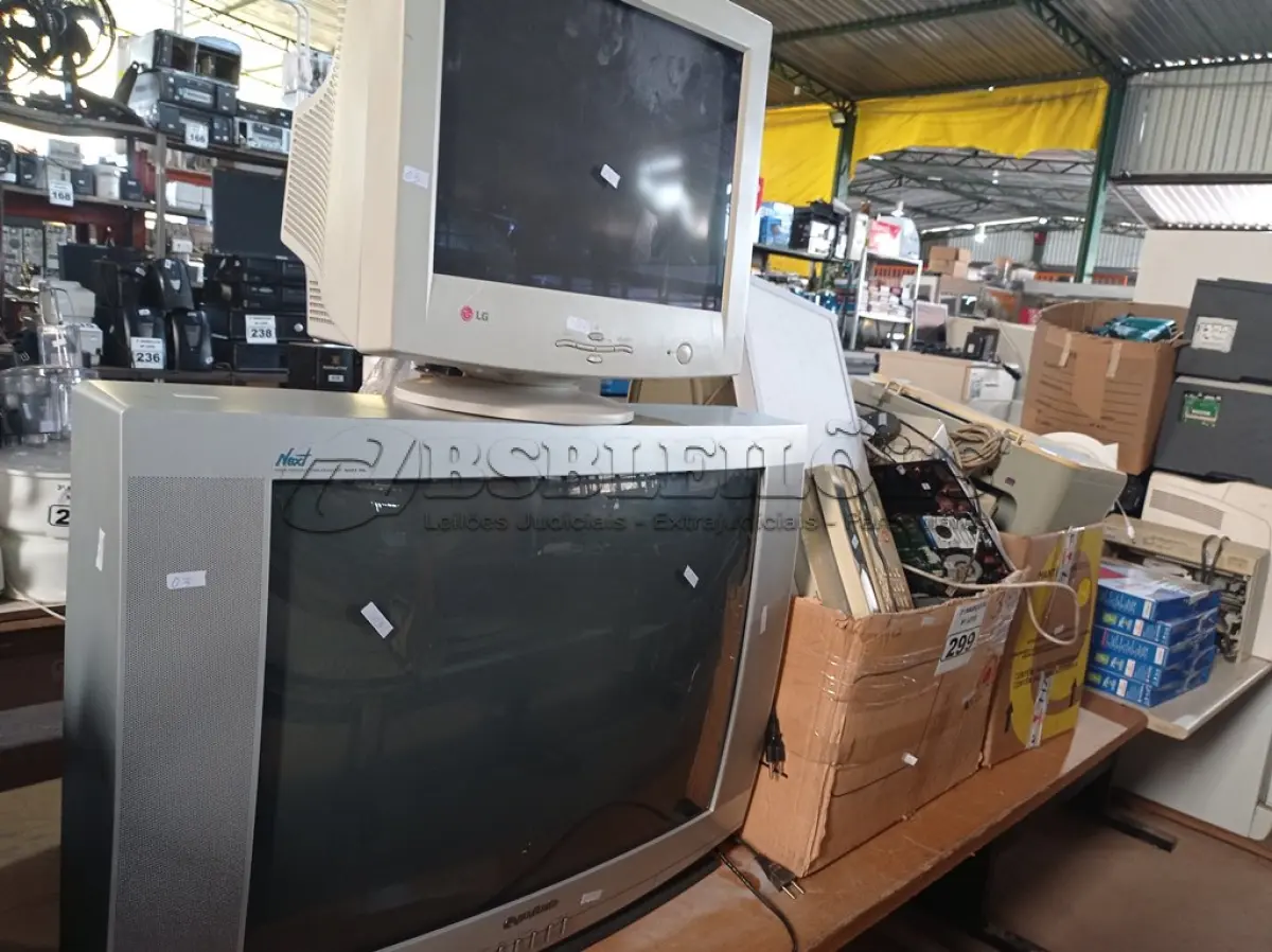 LOTE 299 - 01 MONITOR 01 TV DE TUBO E PERIFÉRICOS DE INFORMÁTICA DIVERSOS. (NO ESTADO) ATENÇÃO! FAZER A VISITAÇÃO ANTES DE ARREMATAR, NÃO SABEMOS SE FUNCIONA. LEILÃO NÃO TEM GARANTIA E NEM DEVOLUÇÃO, SUJEITO A POSSÍVEIS AVARIAS VISÍVEIS/OCULTAS E/OU AUSÊNCIA DE COMPONENTES.