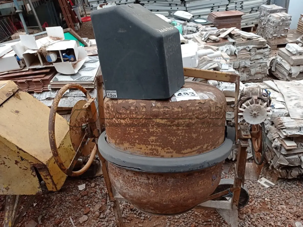 LOTE 483 - 01 BETONEIRA. (NO ESTADO) ATENÇÃO! FAZER A VISITAÇÃO ANTES DE ARREMATAR, NÃO SABEMOS SE FUNCIONA. LEILÃO NÃO TEM GARANTIA E NEM DEVOLUÇÃO, SUJEITO A POSSÍVEIS AVARIAS VISÍVEIS/OCULTAS E/OU AUSÊNCIA DE COMPONENTES.