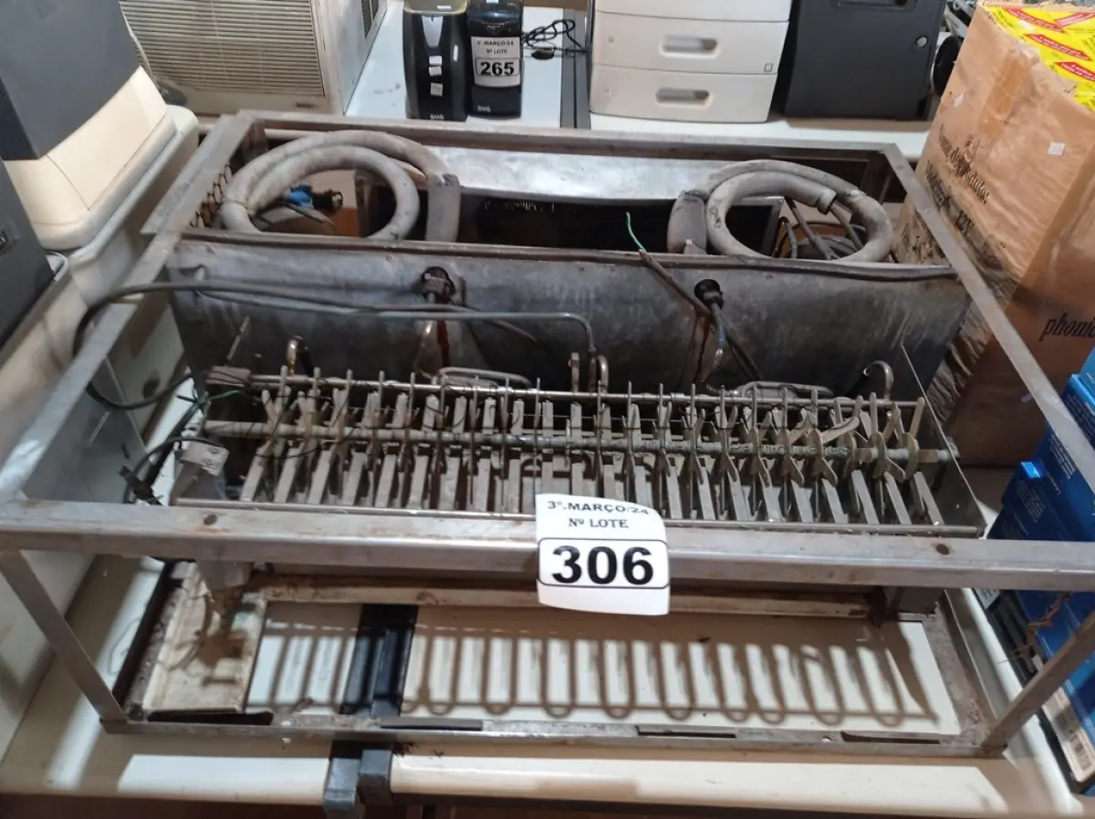 LOTE 306 - 01 MOTOR PARA MÁQUINA DE GELO. (NO ESTADO) ATENÇÃO! FAZER A VISITAÇÃO ANTES DE ARREMATAR, NÃO SABEMOS SE FUNCIONA. LEILÃO NÃO TEM GARANTIA E NEM DEVOLUÇÃO, SUJEITO A POSSÍVEIS AVARIAS VISÍVEIS/OCULTAS E/OU AUSÊNCIA DE COMPONENTES.