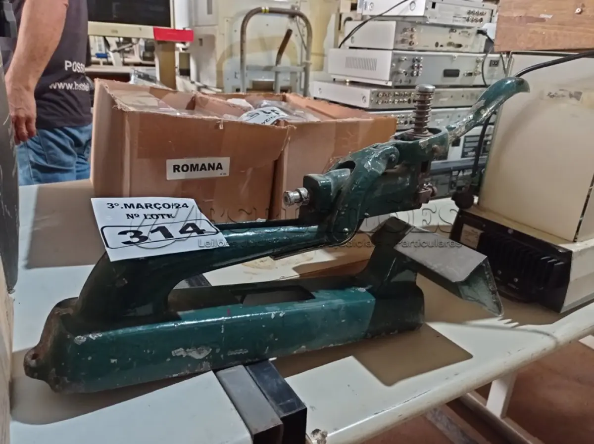 LOTE 314 - 01 GRAMPEADOR PROFISSIONAL. (NO ESTADO) ATENÇÃO! FAZER A VISITAÇÃO ANTES DE ARREMATAR, NÃO SABEMOS SE FUNCIONA. LEILÃO NÃO TEM GARANTIA E NEM DEVOLUÇÃO, SUJEITO A POSSÍVEIS AVARIAS VISÍVEIS/OCULTAS E/OU AUSÊNCIA DE COMPONENTES.