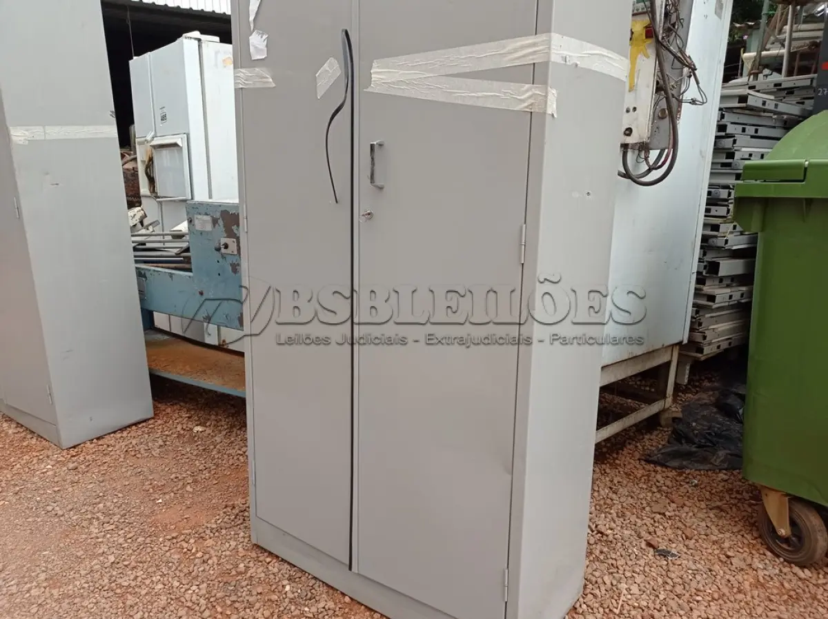 LOTE 476 - 01 ARMÁRIO DE AÇO COM 02 PORTAS. (NO ESTADO) ATENÇÃO! FAZER A VISITAÇÃO ANTES DE ARREMATAR, NÃO SABEMOS SE FUNCIONA. LEILÃO NÃO TEM GARANTIA E NEM DEVOLUÇÃO, SUJEITO A POSSÍVEIS AVARIAS VISÍVEIS/OCULTAS E/OU AUSÊNCIA DE COMPONENTES.