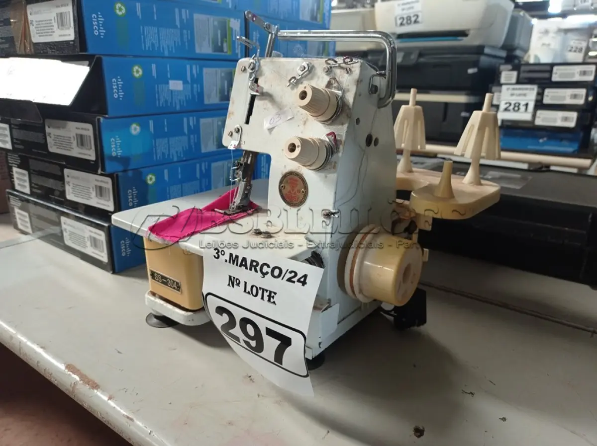 LOTE 297 - 01 MÁQUINA DE COSTURA COM MOTOR. (NO ESTADO) ATENÇÃO! FAZER A VISITAÇÃO ANTES DE ARREMATAR, NÃO SABEMOS SE FUNCIONA. LEILÃO NÃO TEM GARANTIA E NEM DEVOLUÇÃO, SUJEITO A POSSÍVEIS AVARIAS VISÍVEIS/OCULTAS E/OU AUSÊNCIA DE COMPONENTES.