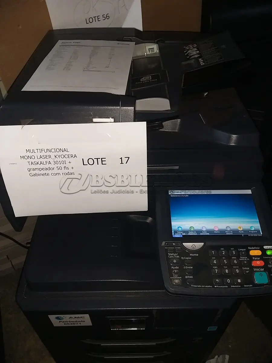 LOTE 017 - 03 MULTIFUNCIONAL MONO LASER_KYOCERA TASKALFA 3010I + GRAMPEADOR 50 FLS + GABINETE COM RODAS (NO ESTADO)