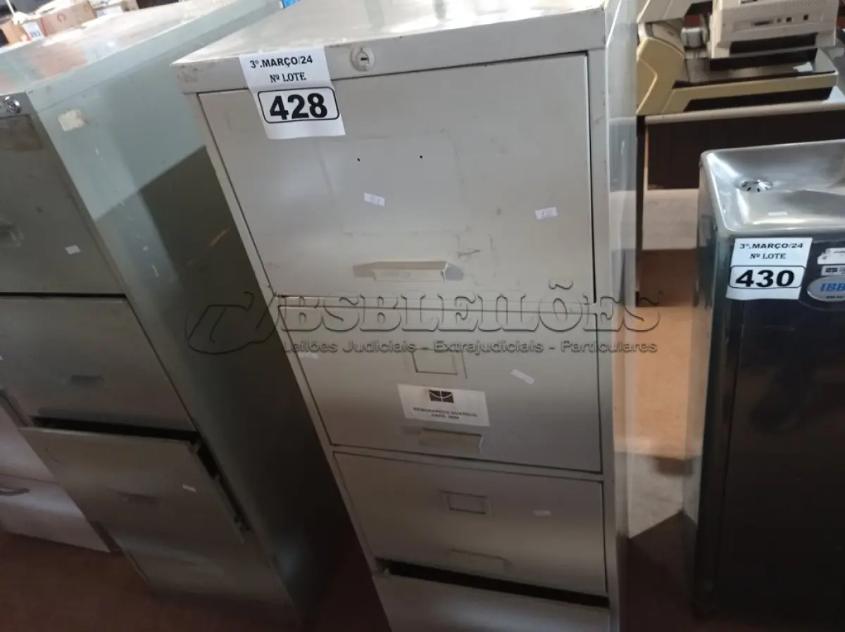 LOTE 428 - 01 ARQUIVO DE AÇO COM 04 GAVETAS. (NO ESTADO) ATENÇÃO! FAZER A VISITAÇÃO ANTES DE ARREMATAR, NÃO SABEMOS SE FUNCIONA. LEILÃO NÃO TEM GARANTIA E NEM DEVOLUÇÃO, SUJEITO A POSSÍVEIS AVARIAS VISÍVEIS/OCULTAS E/OU AUSÊNCIA DE COMPONENTES.