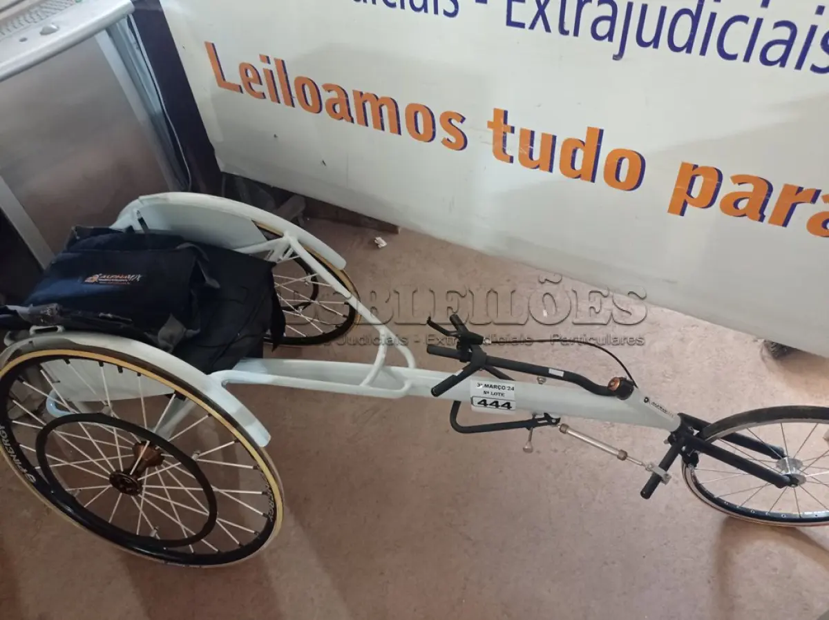 LOTE 444 - 01 CADEIRA DE RODAS DE COMPETIÇÃO. (NO ESTADO) ATENÇÃO! FAZER A VISITAÇÃO ANTES DE ARREMATAR, NÃO SABEMOS SE FUNCIONA. LEILÃO NÃO TEM GARANTIA E NEM DEVOLUÇÃO, SUJEITO A POSSÍVEIS AVARIAS VISÍVEIS/OCULTAS E/OU AUSÊNCIA DE COMPONENTES.