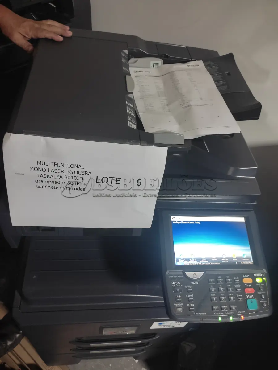LOTE 006 - 02 MULTIFUNCIONAL MONO LASER_KYOCERA TASKALFA 3010I + GRAMPEADOR 50 FLS + GABINETE COM RODAS (NO ESTADO)