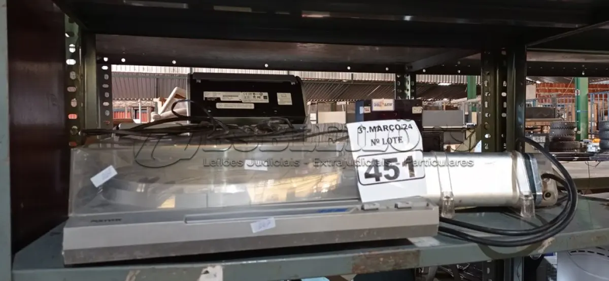 LOTE 451 - 01 TOCA-DISCOS 02 PAINÉIS DE SENHA E 01 CAPACITOR PARA SOM AUTOMOTIVO. (NO ESTADO) ATENÇÃO! FAZER A VISITAÇÃO ANTES DE ARREMATAR, NÃO SABEMOS SE FUNCIONA. LEILÃO NÃO TEM GARANTIA E NEM DEVOLUÇÃO, SUJEITO A POSSÍVEIS AVARIAS VISÍVEIS/OCULTAS E/OU AUSÊNCIA DE COMPONENTES.