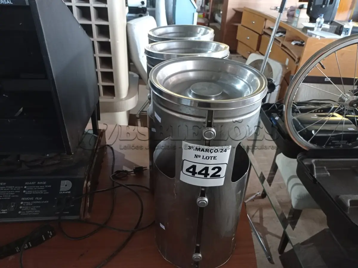 LOTE 442 - 03 LIXEIRAS EM INOX. (NO ESTADO) ATENÇÃO! FAZER A VISITAÇÃO ANTES DE ARREMATAR, NÃO SABEMOS SE FUNCIONA. LEILÃO NÃO TEM GARANTIA E NEM DEVOLUÇÃO, SUJEITO A POSSÍVEIS AVARIAS VISÍVEIS/OCULTAS E/OU AUSÊNCIA DE COMPONENTES.