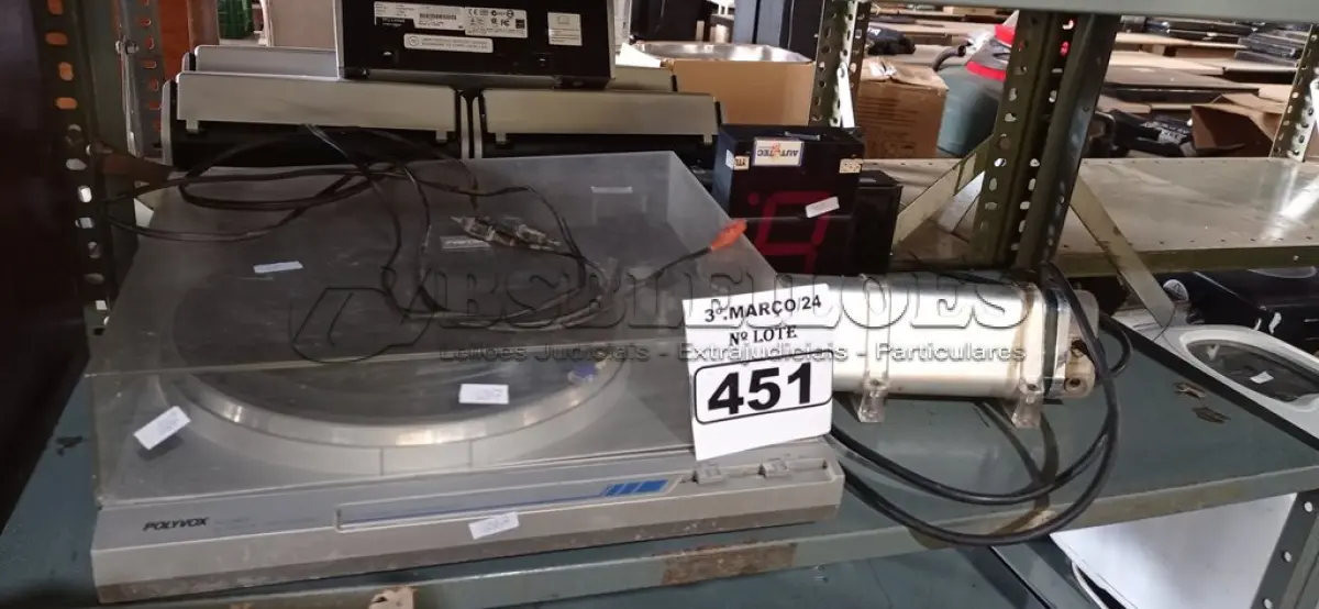 LOTE 451 - 01 TOCA-DISCOS 02 PAINÉIS DE SENHA E 01 CAPACITOR PARA SOM AUTOMOTIVO. (NO ESTADO) ATENÇÃO! FAZER A VISITAÇÃO ANTES DE ARREMATAR, NÃO SABEMOS SE FUNCIONA. LEILÃO NÃO TEM GARANTIA E NEM DEVOLUÇÃO, SUJEITO A POSSÍVEIS AVARIAS VISÍVEIS/OCULTAS E/OU AUSÊNCIA DE COMPONENTES.