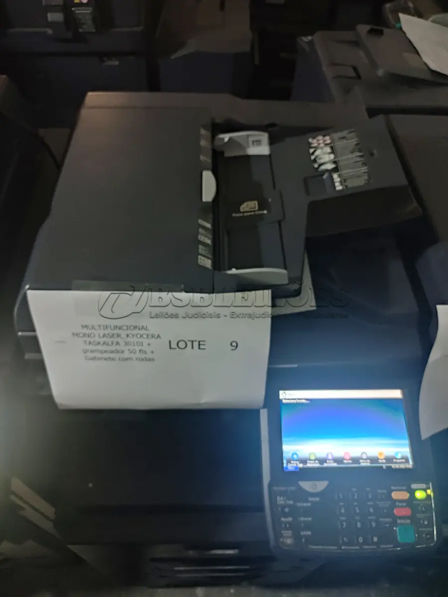 LOTE 009 - 02 MULTIFUNCIONAL MONO LASER_KYOCERA TASKALFA 3010I + GRAMPEADOR 50 FLS + GABINETE COM RODAS (NO ESTADO)