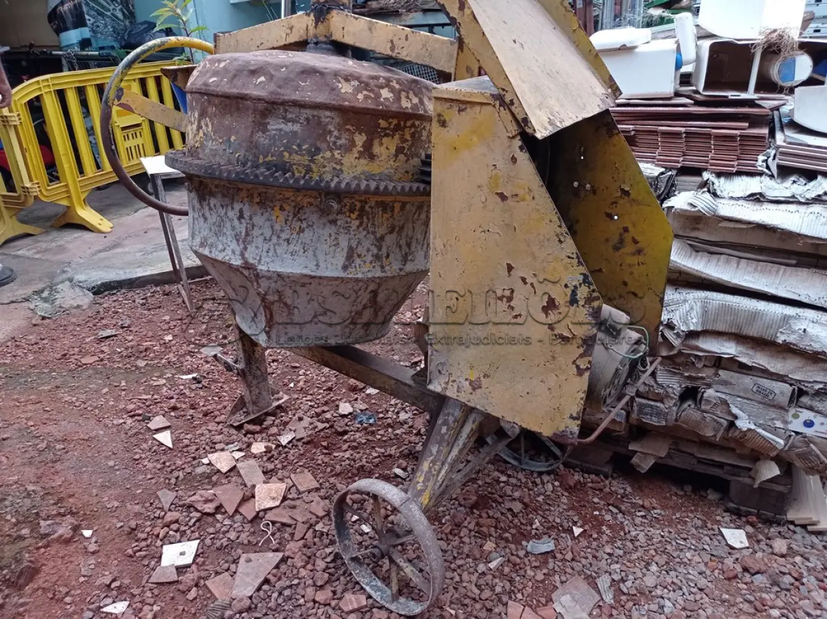 LOTE 484 - 01 BETONEIRA. (NO ESTADO) ATENÇÃO! FAZER A VISITAÇÃO ANTES DE ARREMATAR, NÃO SABEMOS SE FUNCIONA. LEILÃO NÃO TEM GARANTIA E NEM DEVOLUÇÃO, SUJEITO A POSSÍVEIS AVARIAS VISÍVEIS/OCULTAS E/OU AUSÊNCIA DE COMPONENTES.