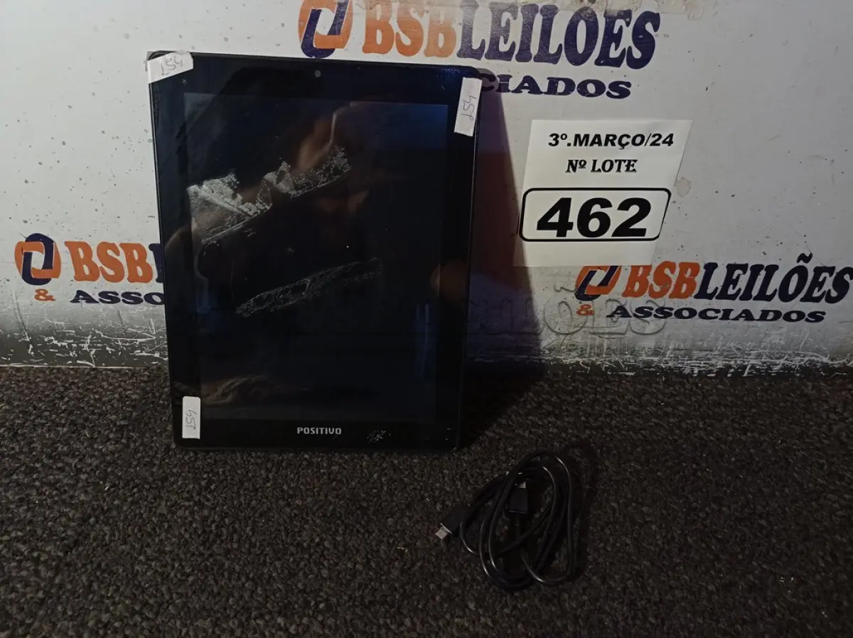 LOTE 462 - 01 TABLET MARCA POSITIVO COM CABO. (NO ESTADO) ATENÇÃO! FAZER A VISITAÇÃO ANTES DE ARREMATAR, NÃO SABEMOS SE FUNCIONA. LEILÃO NÃO TEM GARANTIA E NEM DEVOLUÇÃO, SUJEITO A POSSÍVEIS AVARIAS VISÍVEIS/OCULTAS E/OU AUSÊNCIA DE COMPONENTES.