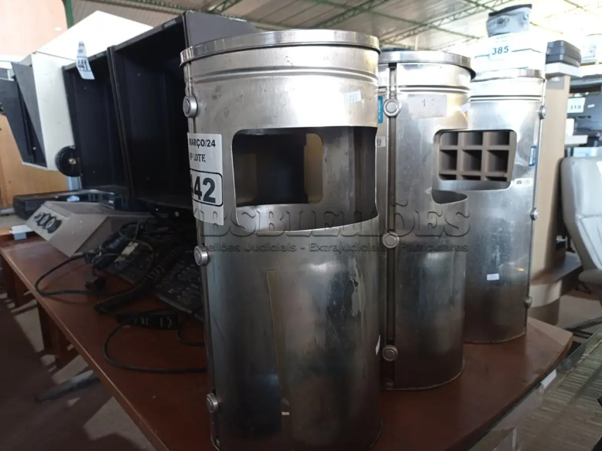 LOTE 442 - 03 LIXEIRAS EM INOX. (NO ESTADO) ATENÇÃO! FAZER A VISITAÇÃO ANTES DE ARREMATAR, NÃO SABEMOS SE FUNCIONA. LEILÃO NÃO TEM GARANTIA E NEM DEVOLUÇÃO, SUJEITO A POSSÍVEIS AVARIAS VISÍVEIS/OCULTAS E/OU AUSÊNCIA DE COMPONENTES.