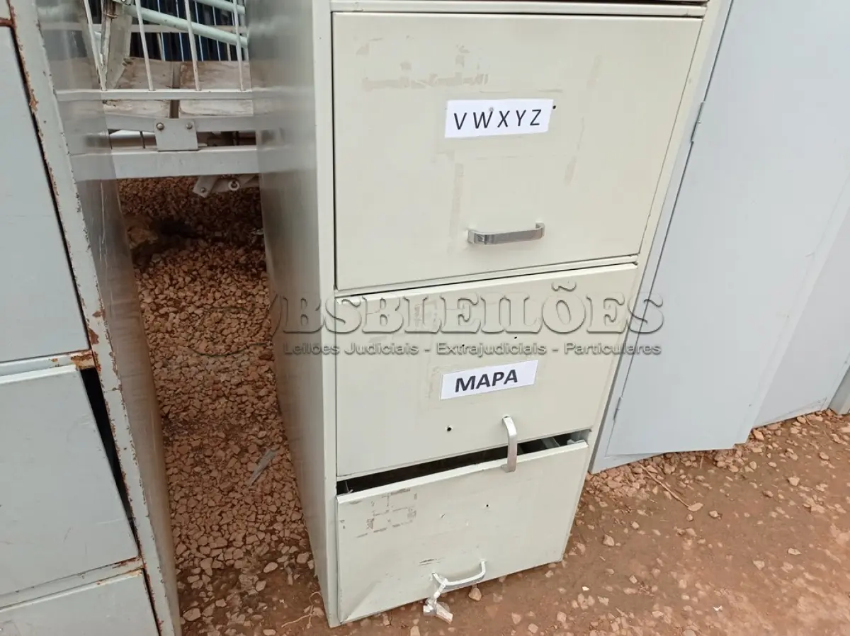 LOTE 474 - 01 ARQUIVO DE AÇO COM 04 GAVETAS. (NO ESTADO) ATENÇÃO! FAZER A VISITAÇÃO ANTES DE ARREMATAR, NÃO SABEMOS SE FUNCIONA. LEILÃO NÃO TEM GARANTIA E NEM DEVOLUÇÃO, SUJEITO A POSSÍVEIS AVARIAS VISÍVEIS/OCULTAS E/OU AUSÊNCIA DE COMPONENTES.